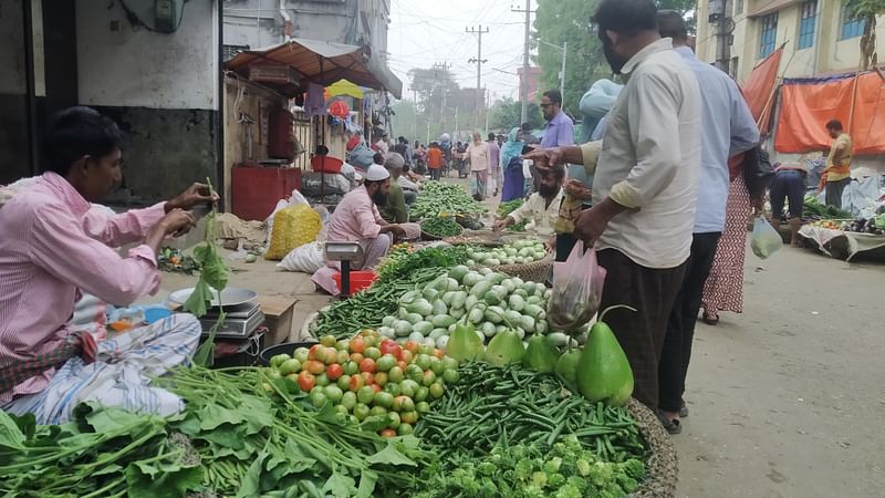 রাজশাহী নগরের সাহেব বাজার মাস্টারপাড়া বাজারে খড়খড়ি বাইপাস বাজারের চেয়ে সবজির দাম কয়েক গুণ বেশি। আজ সকাল সাড়ে ৯টার দিকে মাস্টারপাড়া কাঁচাবাজারে