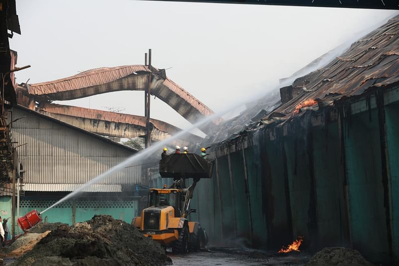 চট্টগ্রামের কর্ণফুলী থানা এলাকায় এস আলম গ্রুপের চিনিকলের গুদামের আগুন এখনো পুরোপুরি নেভানো সম্ভব হয়নি। ফায়ার সার্ভিস এখনো আগুন নেভানোর কাজ চালিয়ে যাচ্ছে। আজ মঙ্গলবার সকালে তোলা