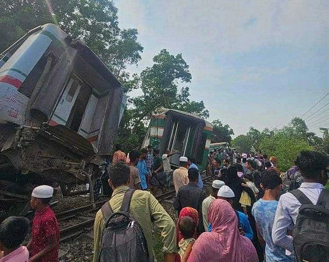 কুমিল্লার নাঙ্গলকোটে রেললাইন বেঁকে চট্টগ্রাম থেকে আসা জামালপুরগামী ‘বিজয় এক্সপ্রেস’ ট্রেনের ৯টি বগি লাইনচ্যুত হয়। রোববার দুপুরে উপজেলার তেজেরবাজার এলাকায়