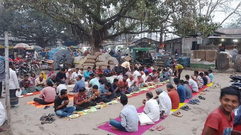 জয়পুরহাটের আক্কেলপুর কলেজ বাজার এলাকার রফিক হোটেল রোজাদারদের ইফতার করায়