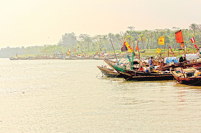 ভোলার দুটি অভয়াশ্রমে গতকাল রাত ১২টা থেকে মাছ ধরায় নিষেধাজ্ঞা শুরু হচ্ছে। তাই অনেক নৌকা তীরে ফিরেছে। গতকাল মেঘনা নদীতে