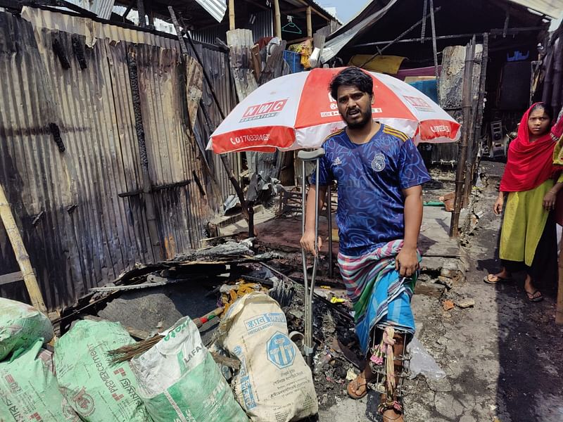 পুড়ে যাওয়া ঘরের পাশে ভাঙা পা নিয়ে বাবু মিয়া