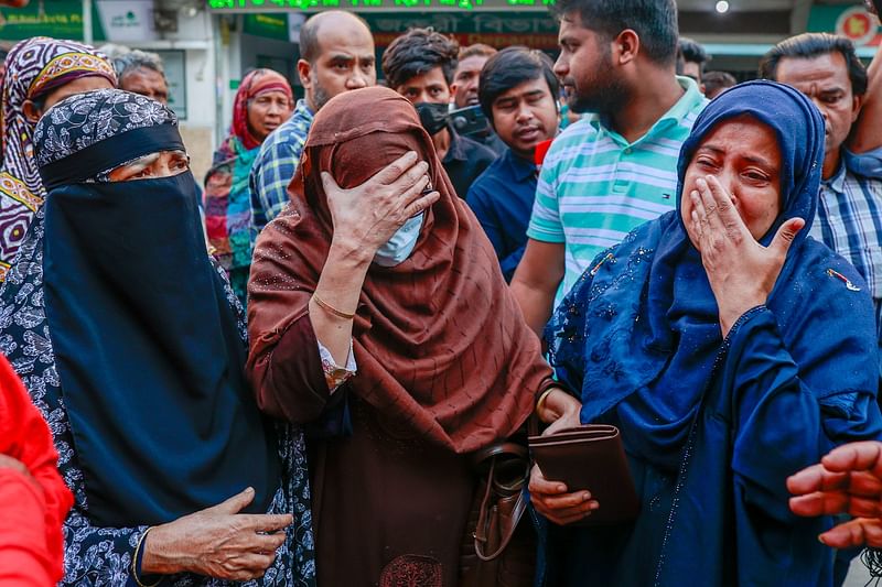 ইতালিপ্রবাসী সৈয়দ মোবারক কাউসারের পরিবারের সদস্যরা ঢাকা মেডিকেল কলেজের মর্গের সামনে কান্নায় ভেঙে পড়েন। আজ শুক্রবার সকালে