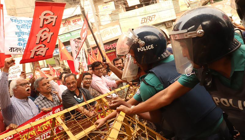 মিছিলটি পুরানা পল্টন মোড়ে গেলে পুলিশের ব্যারিকেডে বাধার মুখে পড়ে