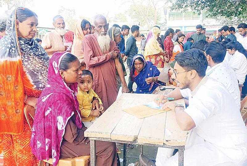 প্রথম আলো জামালপুর বন্ধুসভার উদ্যোগে বিনা মূল্যে দরিদ্র রোগীদের চিকিৎসাসেবা দেওয়া হয়। গতকাল বিকেলে সদর উপজেলার তিতপল্লা ইউনিয়নের ডেফুলিবাড়ি গ্রামে