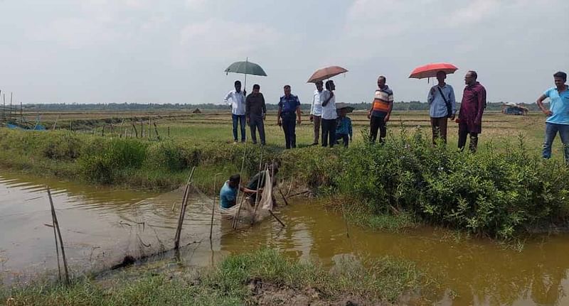 প্রশাসনকে পাশে পেয়ে বাঁধ অপসারণের কাজে যোগ দেন স্থানীয় লোকজনও। আজ বুধবার দুপুরে বাগেরহাট সদর উপজেলার ষাটগম্বুজ ইউনিয়নে