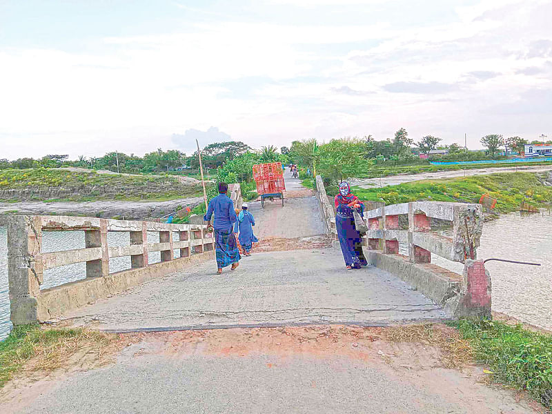 সাতক্ষীরার আশাশুনি উপজেলার মরিচ্চাপ নদের ওপর নির্মিত বাঁকড়া সেতুটি ভেঙে পড়ার দেড় বছর পরও সংস্কার করা হয়নি