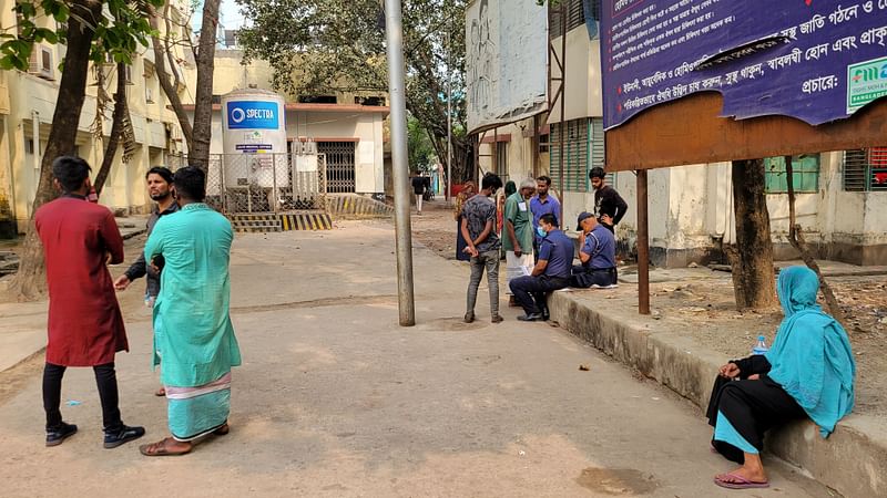 গণপিটুনিতে নিহতদের লাশের অপেক্ষায় মর্গের সামনে বসে আছেন স্বজনরা। আজ মঙ্গলবার বিকেলে নারায়ণগঞ্জ ১০০ শয্যা জেনারেল হাসপাতালে