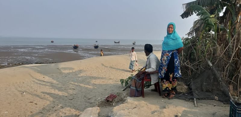 কাজ নেই, তাই অলস সময় পার করছেন তাঁরা। শনিবার দুপুরে কক্সবাজারের টেকনাফের শাহপরীর দ্বীপের জেলেপল্লি জালিয়াপাড়ায়