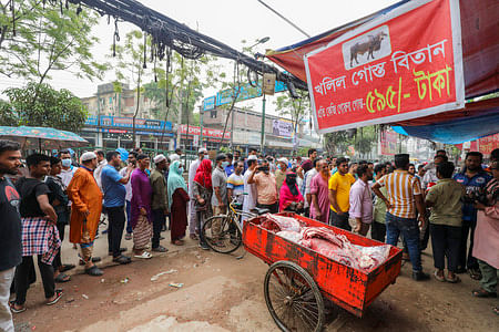 সাশ্রয়ী মূল্যে গরুর মাংস কিনতে লাইন দিয়ে অপেক্ষায় ক্রেতারা। গতকাল সকালে রাজধানীর শাহজাহানপুরের খলিলের মাংসের দোকানে