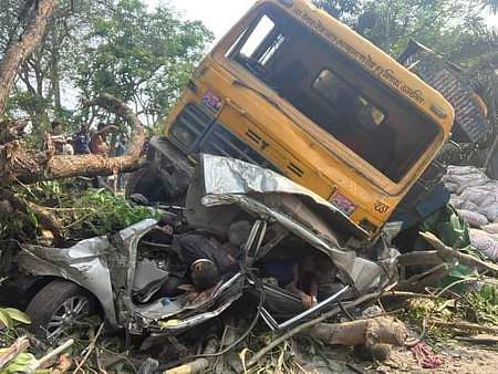 ট্রাকের নিচে দুমড়েমুচড়ে যাওয়া প্রাইভেট কার। গতকাল বেলা দেড়টায় ঝালকাঠির গাবখান সেতুর টোল প্লাজায়। (চাপা পড়া কারের ভেতরে থাকা মরদেহগুলোর ছবি অস্পষ্ট করে দেওয়া হলো)