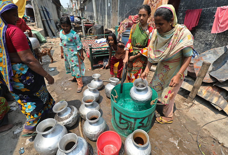 চট্টগ্রাম নগরের বিভিন্ন স্থানে ওয়াসার পানির সংকট আরও বেড়েছে। পানি না পেয়ে ভোগান্তিতে পড়তে হচ্ছে নগরবাসীকে। গত মঙ্গলবার বেলা ১১টায় ফিরিঙ্গিবাজার টেকপাড়া এলাকায়