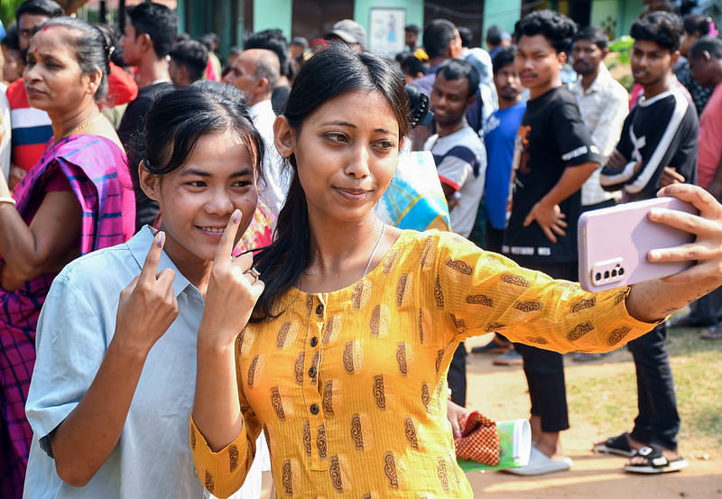 আসামের মরিগাঁওয়ে লোকসভার দ্বিতীয় দফায় ভোট দেওয়ার পর কালিমাখা আঙুল প্রদর্শন করে ছবি তুলছেন দুই তরুণী। প্রথমবারের মতো তাঁরা ভোট দিয়েছেন, ২৬ এপ্রিল