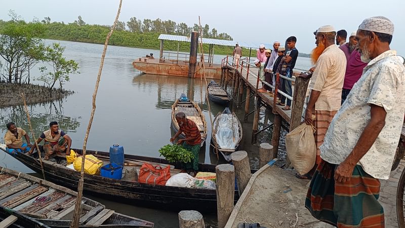 মধু সংগ্রহে সুন্দরবনে যেতে নৌকায় প্রয়োজনীয় জিনিসপত্র সাজিয়ে রাখছেন মৌয়ালেরা। তাঁদের বিদায় জানাতে সোমবার সকালে কয়রার শাকবাড়িয়া নদীর পাড়ে এসেছেন স্বজনেরা