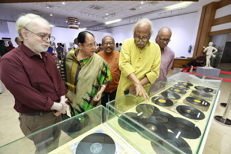 কলের গান ‘সেকাল-একাল’ প্রদর্শনীতে দুর্লভ রেকর্ড দেখছেন (বাঁ থেকে) শামীম আমিনুর রহমান, অধ্যাপক মাহফুজা খানম, ইমেরিটাস অধ্যাপক রফিকুন নবী ও প্রাবন্ধিক মফিদুল হক। জাতীয় জাদুঘরে, ঢাকা, ২৭ এপ্রিল