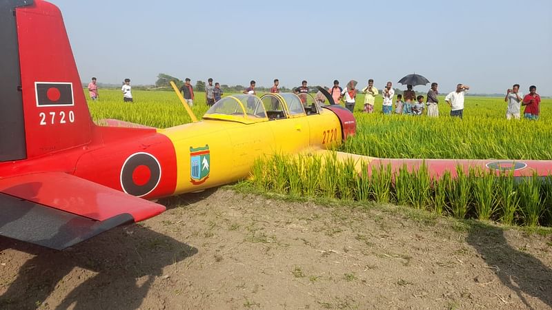 যান্ত্রিক ত্রুটির কারণে বিমানবাহিনীর প্রশিক্ষণ বিমানটি ধানখেতে জরুরি অবতরণ করে। বুধবার বিকেলে নড়াইল সদর উপজেলার তারাশি গ্রামে