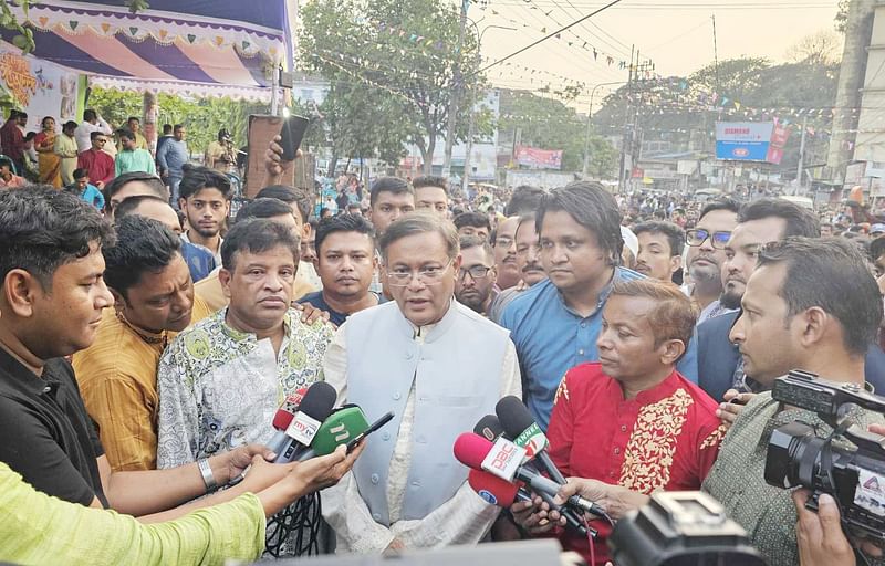 চট্টগ্রাম নগরের লালদীঘি চত্বরে আজ শনিবার বিকেলে ‘চাটগাঁইয়া ঈদ আনন্দ উৎসব’-এর উদ্বোধনী অনুষ্ঠান শেষে সাংবাদিকদের প্রশ্নের জবাবে পররাষ্ট্রমন্ত্রী হাছান মাহমুদ