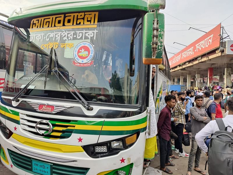 মহাখালী বাস টার্মিনালে সোনার বাংলা পরিবহনের বাসে অতিরিক্ত ভাড়া নিচ্ছে বলে অভিযোগ করেছেন যাত্রীরা। ঢাকা, ০৮ এপ্রিল