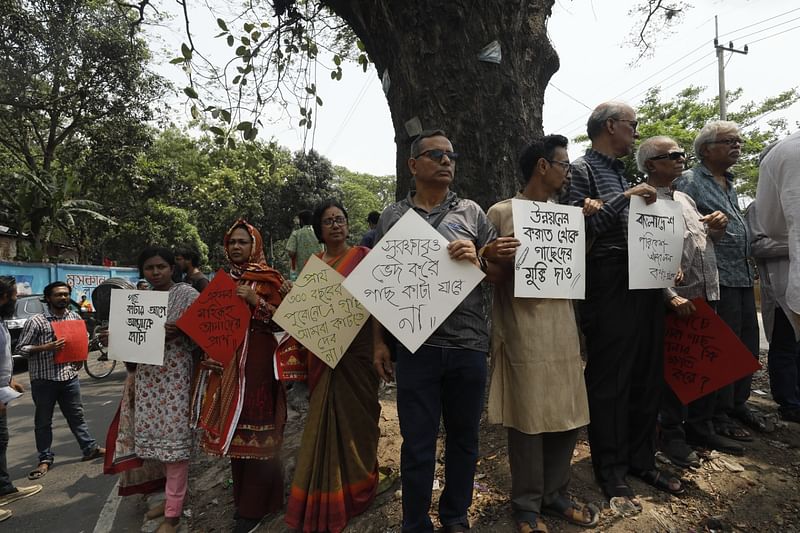 এক্সপ্রেসওয়ের র‍্যাম্প নির্মাণের প্রয়োজনে চট্টগ্রাম উন্নয়ন কর্তৃপক্ষের(সিডিএ) গাছ কাটার পরিকল্পনার বিরুদ্ধে বিক্ষোভ করেন পরিবেশকর্মীরা। আজ দুপুর সাড়ে ১২টায় চট্টগ্রাম নগরের টাইগারপাস এলাকায়