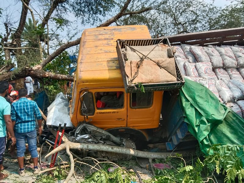 ঝালকাঠির গাবখান সেতুর টোল প্লাজায় ট্রাকের চালক নিয়ন্ত্রণ হারালে সেটি কয়েকটি গাড়িকে ধাক্কা দিয়ে রাস্তার পাশে পড়ে যায়