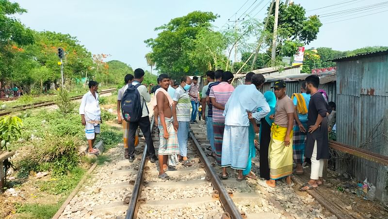 নরসিংদী শহরের আরশীনগর রেলক্রসিংসংলগ্ন স্থানে ট্রেনে কাটা পড়ে মারা যান এক নারী। তাঁর লাশ ঘিরে স্থানীয় বাসিন্দারা। রোববার দুপুরে