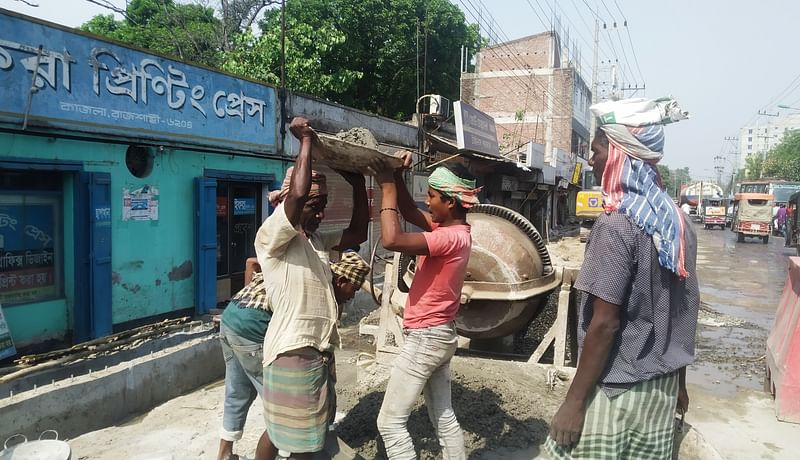 রাজশাহীতে মৌসুমের সর্বোচ্চ তাপমাত্রা বইছে। এতে বিপাকে পড়েছেন শ্রমজীবী মানুষেরা। আজ বৃহস্পতিবার বেলা আড়াইটার দিকে নগরের কাজলা এলাকায়