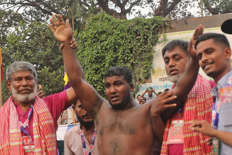 চট্টগ্রামের ঐতিহ্যবাহী আবদুল জব্বারের বলীখেলা এবারের চ্যাম্পিয়ন কুমিল্লার শরীফ বলী। আজ বিকেল সাড়ে পাঁচটায় লালদীঘি মাঠে