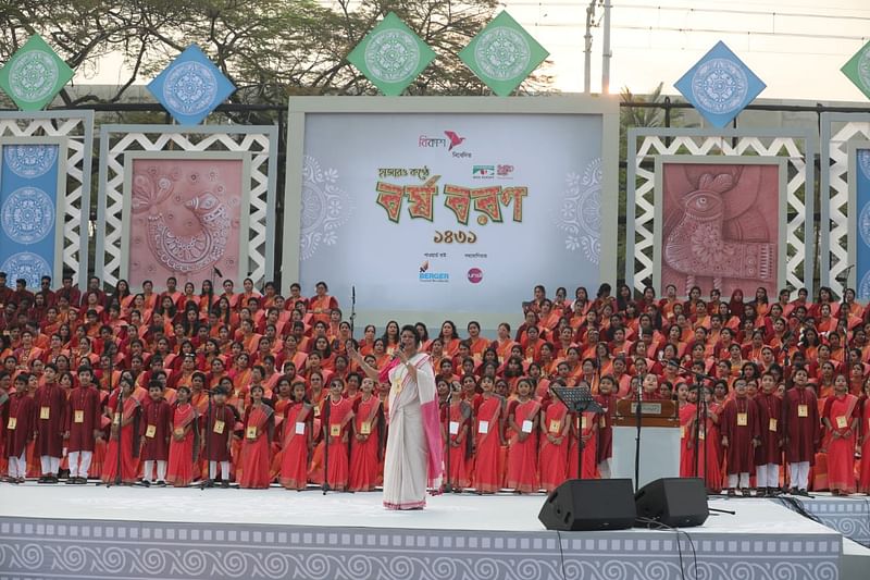 সুরের ধারা ও চ্যানেল আইয়ের হাজারো কণ্ঠে বর্ষবরণ। আজ সকালে বঙ্গবন্ধু আন্তর্জাতিক সম্মেলন কেন্দ্রে