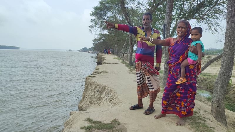 আগে কোথায় বাড়ি ছিল, তা দেখাচ্ছেন মালতী রানী-রমেশ মণ্ডল। পটুয়াখালীর রাঙ্গাবালী উপজেলার বউবাজারে গত শুক্রবার