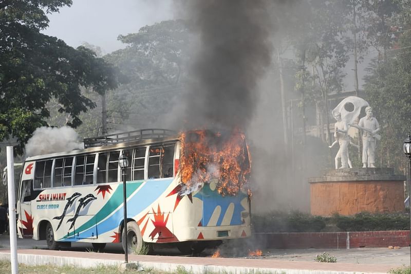 চট্টগ্রাম প্রকৌশল ও প্রযুক্তি বিশ্ববিদ্যালয় বন্ধ ঘোষণা পর বাসে আগুন দেন শিক্ষার্থীরা। আজ বেলা সাড়ে চারটায়