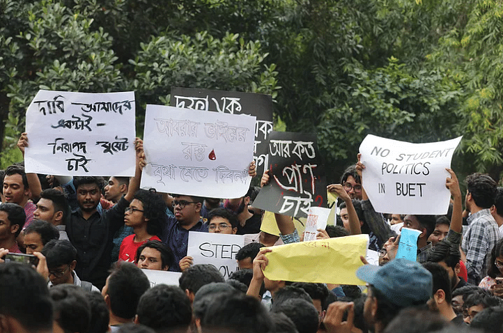 বুয়েটে আন্দোলনরত শিক্ষার্থীরা সাংগঠনিক ছাত্ররাজনীতির বিপক্ষে অবস্থান নিয়েছেন