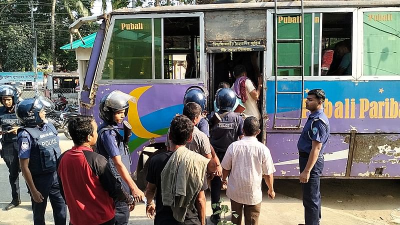 বান্দরবানে ব্যাংক ডাকাতি ও অস্ত্র লুটের ঘটনায় গ্রেপ্তার আসামিদের আদালতে নিয়ে যাওয়া হচ্ছে। আজ মঙ্গলবার বিকেল ৪টায় বান্দরবান সদর থানা প্রাঙ্গণে