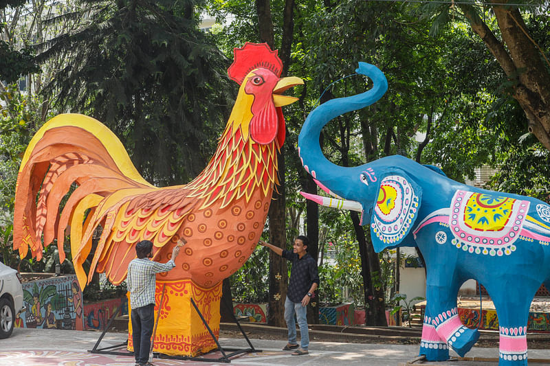 চট্টগ্রাম বিশ্ববিদ্যালয়ের চারুকলা ইনস্টিটিউটে চলছে মঙ্গল শোভাযাত্রা আয়োজনের প্রস্তুতি। চট্টগ্রাম, ১৩ এপ্রিল