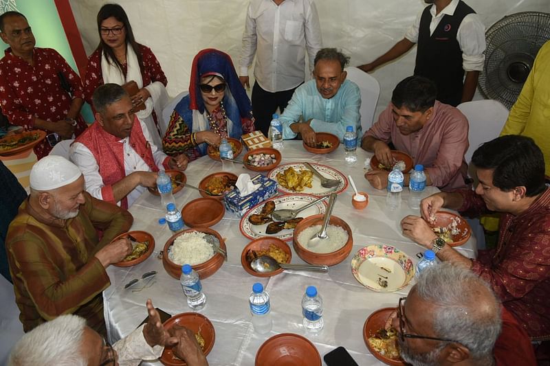 বর্ষবরণ অনুষ্ঠানে অতিথিদের আপ্যায়ন করা হয় পান্তা-ইলিশ-ভর্তা দিয়ে। আজ রোববার সকালে নগর ভবন প্রাঙ্গণে