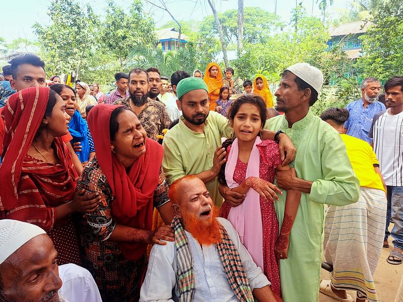 ঢাকার সদরঘাটে দুর্ঘটনায় নিহত রিপনের মরদেহ বাড়িতে পৌঁছালে বৃদ্ধ বাবা, সন্তান ও স্বজনদের কান্নায় ভারী হয়ে ওঠে পরিবেশ। আজ শুক্রবার দুপুরে পটুয়াখালী সদরের শিয়ালী গ্রামে