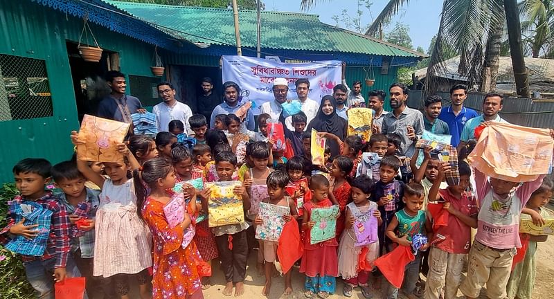 কক্সবাজারে সুবিধাবঞ্চিত ১০০ জন শিশুকে ঈদের নতুন জামা তুলে দিল প্রথম আলো কক্সবাজার বন্ধুসভা। শনিবার দুপুরে শহরের পশ্চিম কুতুবদিয়া পাড়ায়