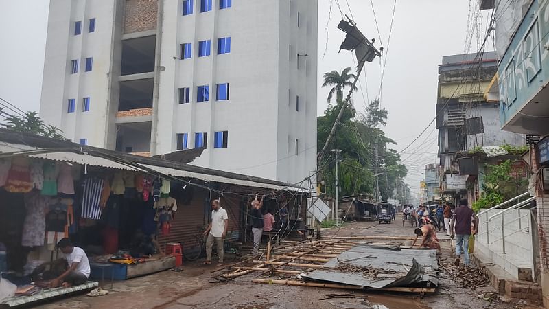 কালবৈশাখীর তাণ্ডবে উড়ে গেছে টিনের চাল। আজ রোববার সকালে বাগেরহাট শহরের পুরাতন কোর্ট এলাকায়