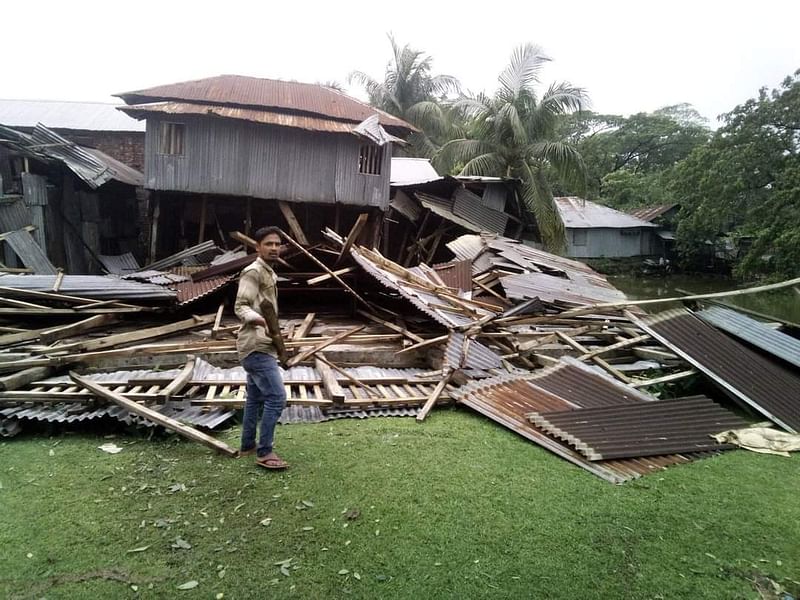 ঝড়ের প্রভাবে বিধ্বস্ত বিদ্যালয়ের টিনশেড ভবন। আজ রোববার বেলা ১১টার দিকে পটুয়াখালীর বাউফল উপজেলার কর্পূরকাঠী মাধ্যমিক বিদ্যালয়ে