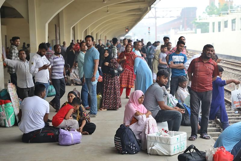 কমলাপুর স্টেশনে ট্রেনের অপেক্ষায় যাত্রীরা