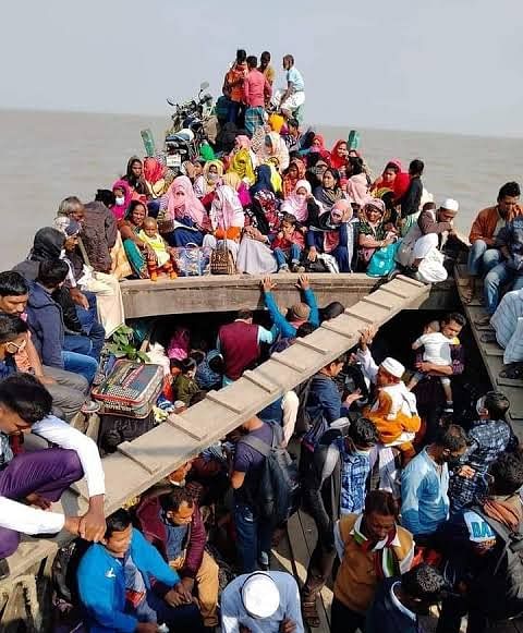 মাছ ধরার ট্রলারে করা হয় যাত্রী পরিবহন