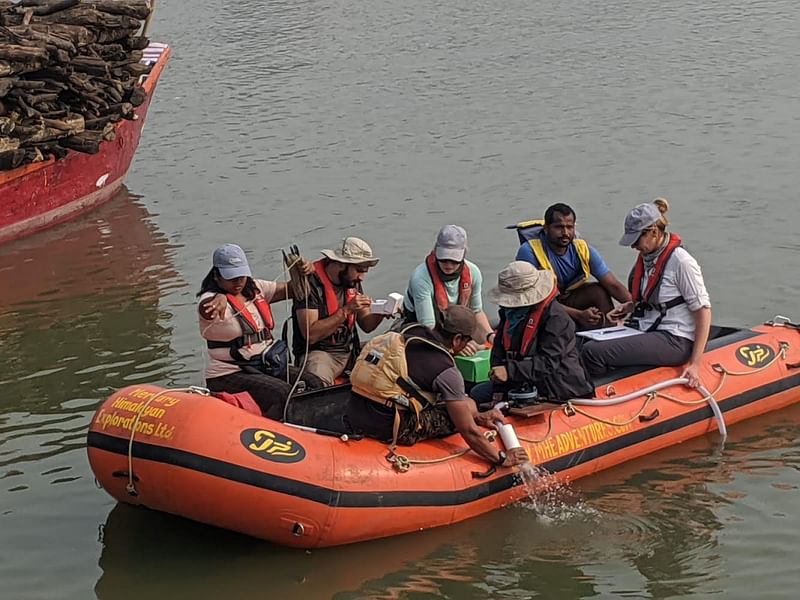 গবেষণার জন্য গঙ্গা নদী থেকে পানির নমুনা সংগ্রহ করা হচ্ছে