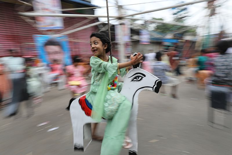 পুরান ঢাকায় ঈদের দিন এখনো দেখা মেলে নাগরদোলা, চরকির