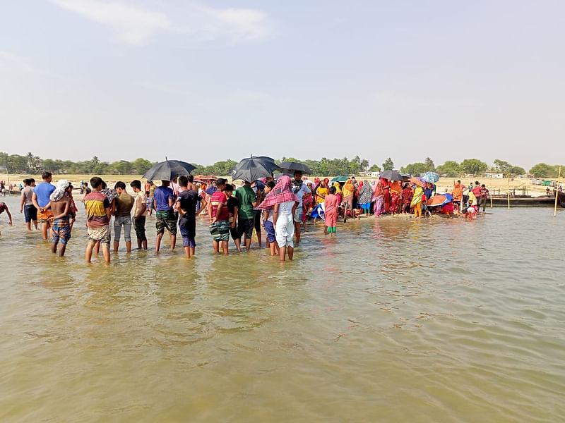 রাজশাহীর গোদাগাড়ীতে পদ্মা নদীতে ডুবে যাওয়া শিশুর সন্ধানে ফায়ার সার্ভিসের অভিযান চলছে। আজ রোববার বিকেলে উপজেলার রেলবাজার খেয়াঘাটে