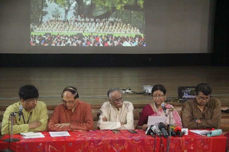 সংবাদ সম্মেলনে বাঁ থেকে জয়ন্ত রায়, আতিউর রহমান, সারওয়ার আলী, লাইসা আহমেদ, খায়রুল আনাম, ৬ এপ্রিল, ধানমণ্ডিতে ছায়ানট কার্যালয়