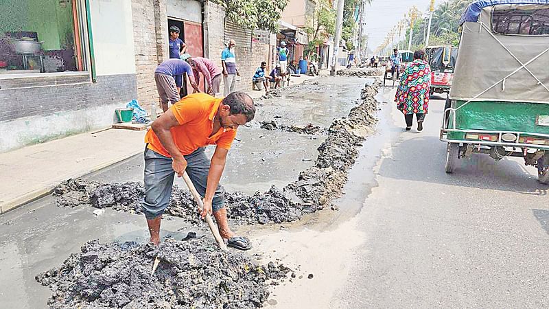 নালা থেকে কাদা তুলে এভাবেই রাস্তার ওপর শুকাতে দেওয়া হয়। সম্প্রতি রাজশাহী নগরের কাজীহাটা এলাকায়