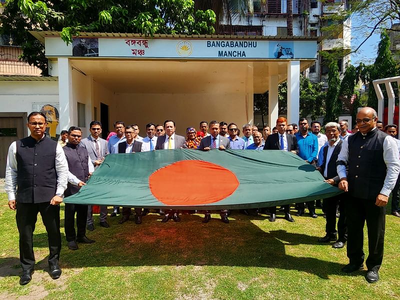 উপহাইকমিশনের কর্মকর্তারা বাংলাদেশের জাতীয় পতাকা নিয়ে দূতাবাসের চারদিক প্রদক্ষিণ করেন। কলকাতা, ভারত