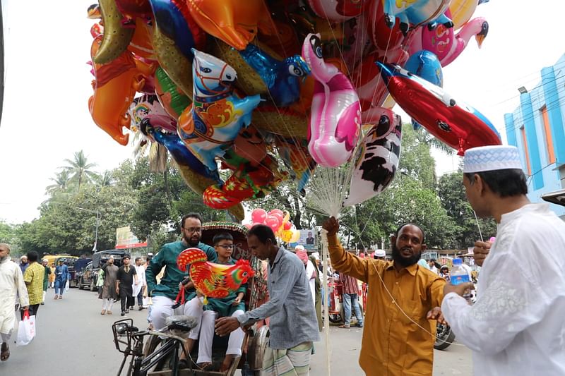 পবিত্র ঈদুল ফিতরের দিন আজ বৃহস্পতিবার ঢাকার সড়ক ছিল ফাঁকা। প্রধান সড়কগুলোতেও রিকশায় চড়ে যাতায়াত করা গেছে। সকালে পল্টন এলাকার চিত্র