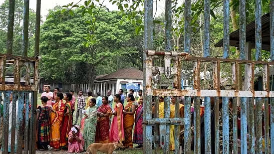 ভারতের পশ্চিমবঙ্গের কোচবিহারের একটি ভোটকেন্দ্রে সারি ধরে ভোট দেওয়ার অপেক্ষায় ভোটাররা