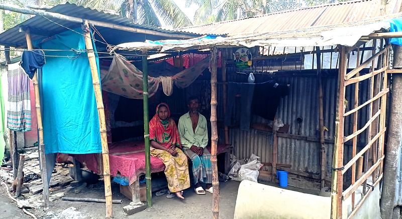 উপার্জনের একমাত্র সম্বল ইজিবাইক হারিয়ে বড় অনিশ্চয়তায় পড়েছেন
কামাল শেখ–ময়না বেগম দম্পতি। ঈদের আমেজের এই সময়েও এক বেলা খাওয়ার মতো টাকা নেই তাদের। 
সোমবার বিকেলে জামালপুর পৌর শহরের পাথালিয়া গুয়াবাড়িয়া এলাকায়