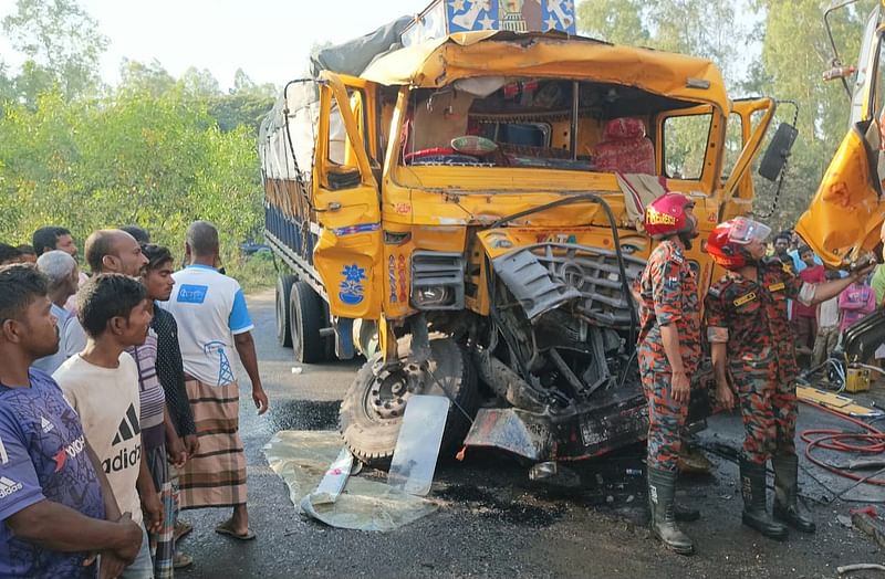 দুটি ট্রাকের মুখোমুখি সংঘর্ষে একটি ট্রাকের সামনের অংশ দুমড়েমুচড়ে গেছে। আজ শুক্রবার সকালে দিনাজপুরের ঘোড়াঘাট পৌর শহরের টিঅ্যান্ডটি মোড়ে দিনাজপুর-গোবিন্দগঞ্জ আঞ্চলিক মহাসড়কে